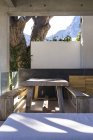 Tavolo da picnic in legno e panche in moderno portico — Foto stock