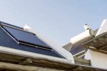 Gros plan du panneau solaire sur le toit de la maison — Photo de stock