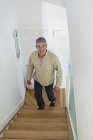 Hombre caminando arriba en casa y mirando a la cámara - foto de stock