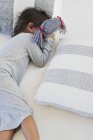Petite fille mignonne dormant sur le lit avec poupée en chiffon — Photo de stock