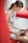 Молода впевнена бізнес-леді, використовуючи цифровий планшет в офісі — стокове фото