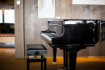 Pianoforte in soggiorno, Crans-Montana, Alpi svizzere, Svizzera — Foto stock