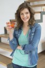Retrato de mujer feliz sosteniendo un vaso de bebida - foto de stock