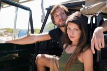 Paar im Geländewagen — Stockfoto