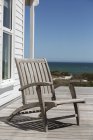 Порожній дерев'яний стілець на терасі прибережного будинку — стокове фото