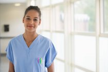 Портрет молодої медсестри, яка посміхається в лікарні — стокове фото
