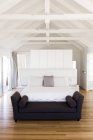 Interno di camera da letto leggera moderna in casa — Foto stock