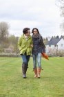 Две женщины ходят по газону — стоковое фото