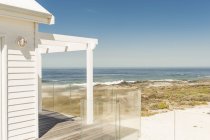 Meer vom modernen Haus an der Küste aus gesehen — Stockfoto