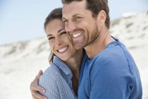 Nahaufnahme eines glücklichen romantischen Paares, das sich am Strand umarmt — Stockfoto