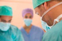 Equipe médica realizando uma operação em uma sala de cirurgia — Fotografia de Stock