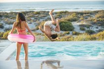 Paar genießt im Schwimmbad am Strand — Stockfoto