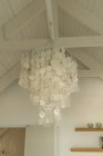 Primo piano di lampadario progettato appeso al soffitto in camera — Foto stock