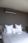 Interno della camera da letto moderna con pareti grigie — Foto stock
