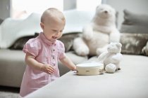 Bambina che gioca con i giocattoli a casa — Foto stock