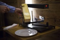 Queijo Raclette na grelha, Crans-Montana, Alpes Suíços, Suíça — Fotografia de Stock