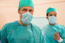 Dois cirurgiões do sexo masculino numa sala de operações — Fotografia de Stock