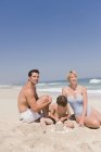 Портрет щасливої сім'ї на канікули на піщаному пляжі — стокове фото