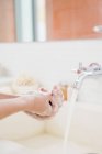 Close-up de mulher lavar as mãos no banheiro — Fotografia de Stock