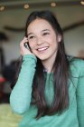 Усміхнена дівчина-підліток говорить на мобільному телефоні — стокове фото