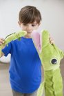 Портрет маленького мальчика, играющего с игрушками для животных — стоковое фото