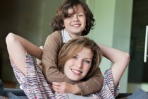 Porträt einer Frau, die mit ihrem Sohn lächelt — Stockfoto