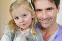 Retrato de un hombre feliz con su hija - foto de stock