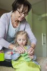 Bambina che impara a lavorare a maglia con la nonna — Foto stock
