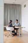 Бизнес-руководители, имеющие встречу в офисе — стоковое фото