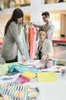 Modedesigner arbeiten gemeinsam im Büro — Stockfoto