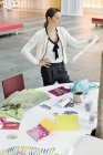 Концентрований дизайнер жіночої моди, що працює в офісі — стокове фото