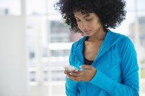Primer plano de mensajería de texto de mujer con teléfono móvil - foto de stock