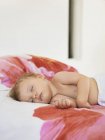Tranquilo lindo bebé niño durmiendo en la cama - foto de stock