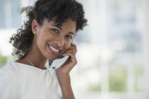 Portrait de femme parlant sur téléphone fixe — Photo de stock