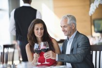 Пара насолоджується червоним вином в ресторані — стокове фото