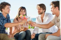 Группа друзей тосты напитки на открытом воздухе в отпуске — стоковое фото