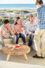 Grupo de amigos desfrutando de bebidas ao ar livre em férias — Fotografia de Stock