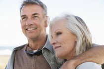 Nahaufnahme eines romantischen Senioren-Paares, das sich im Freien umarmt — Stockfoto