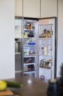 Асортимент їжі в холодильнику, вибірковий фокус — стокове фото