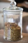 Granola in vaso in cucina, focus selettivo — Foto stock