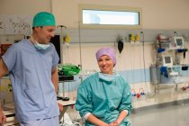 Cirurgiões masculinos e femininos na sala de recuperação — Fotografia de Stock