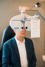 Paciente do sexo masculino com exame ocular — Fotografia de Stock