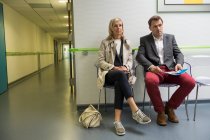 Paar sitzt im Wartebereich des Krankenhauses — Stockfoto