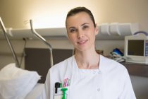 Портрет женщины-врача, улыбающейся в больнице — стоковое фото