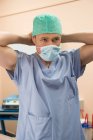 Chirurg trägt OP-Maske im Operationssaal — Stockfoto