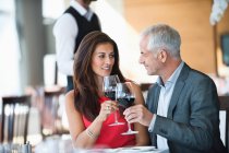 Couple dégustant du vin rouge dans un restaurant — Photo de stock