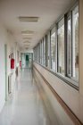 Інтер'єр лікарняного коридору — стокове фото