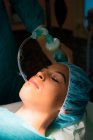 Paciente com máscara de oxigênio em uma sala de cirurgia — Fotografia de Stock
