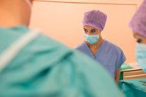 Squadra medica che esegue un'operazione in sala operatoria — Foto stock