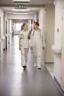 Ärztin und Krankenschwester gehen im Flur eines Krankenhauses — Stockfoto